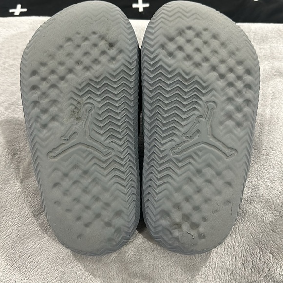 😎🩶JORDAN RUBBER SLIDES🩶😎 - Picture 3 of 7